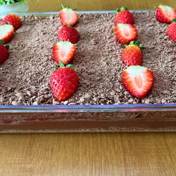 Bolo Gelado de Brigadeiro com Geleia de Morango na Travessa